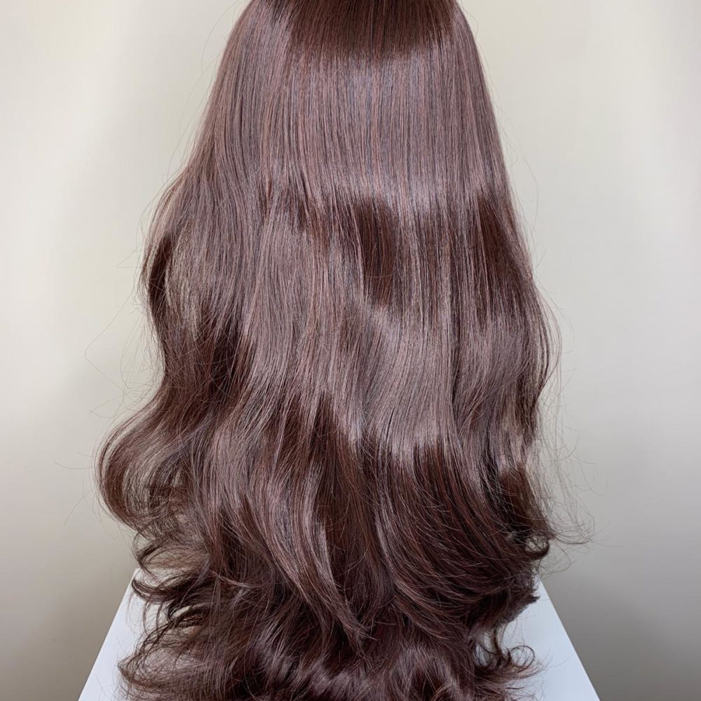 Синтетична перука-дълга права. Универсален размер-регулира се удобно чрез мини ластични коланчета. Различни цветове.Машинна изработка,подлежи на измиване и топлинна обработка до 130 градуса.Дишаща