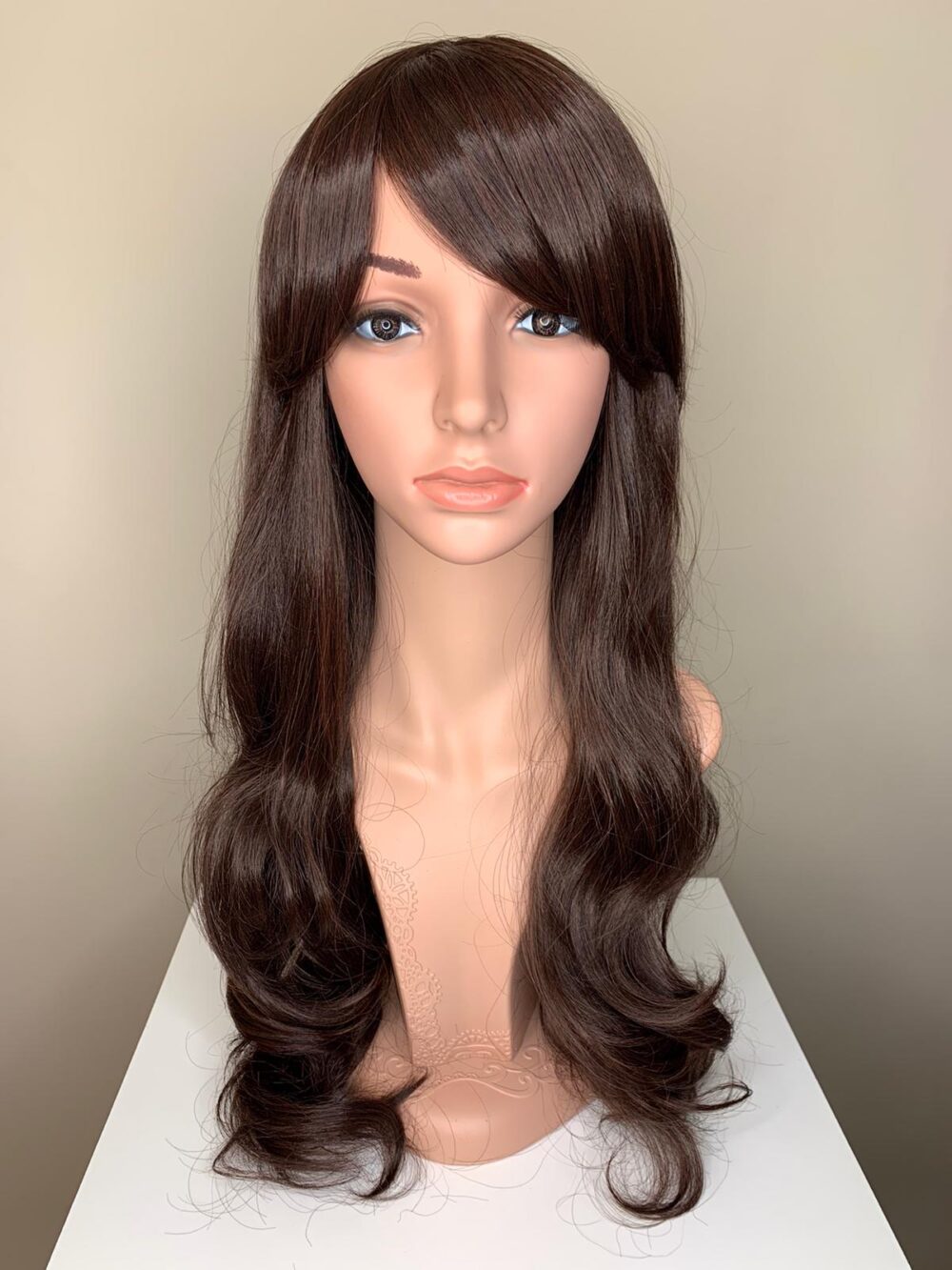 Синтетична перука-дълга права. Универсален размер-регулира се удобно чрез мини ластични коланчета. Различни цветове.Машинна изработка,подлежи на измиване и топлинна обработка до 130 градуса.Дишаща