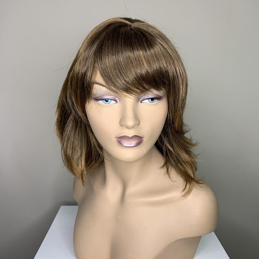 Синтетична перука-средно дълга права. Универсален размер-регулира се удобно чрез мини ластични коланчета. Различни цветове.Машинна изработка,подлежи на измиване и топлинна обработка до 130 градуса.Дишаща