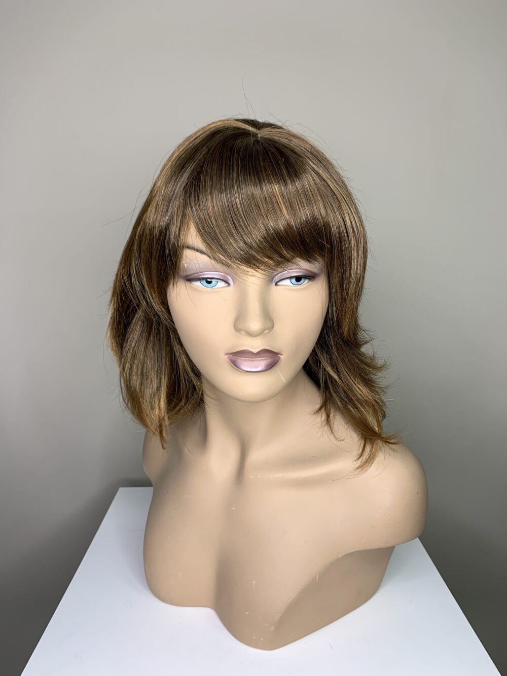 Синтетична перука-средно дълга права. Универсален размер-регулира се удобно чрез мини ластични коланчета. Различни цветове.Машинна изработка,подлежи на измиване и топлинна обработка до 130 градуса.Дишаща