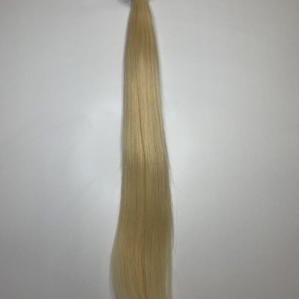 Кичури от Естествена Европейска коса завършващи в единият край с лепилен връх (Кератиново лепило).Прикрепянето към вашата коса става благодарение на слепване. Лепилния край се активира чрез интервенция от специални нагряващи щипки. Метода е Перманентен. Нужното количество кичури за цалостно Удължаване или сгъстяване варира. Метода е Идеален за ЗОНОВО Акцентиране. Можеш да поставиш колкото и където искаш. комплекта включва 25 броя единични кичури с тегло 25 грама приблизително. Дължина 60-65 см.