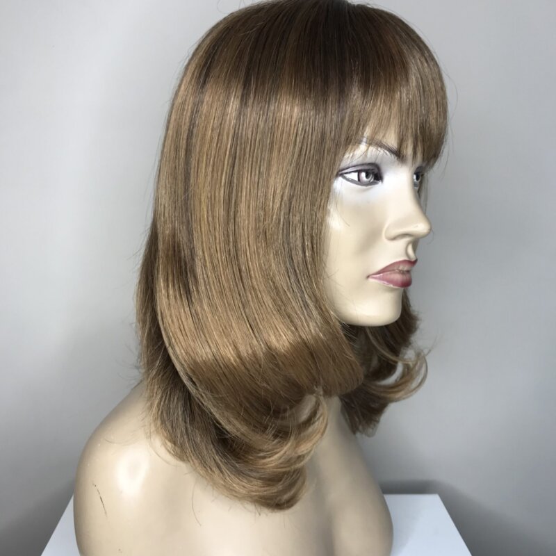 Синтетична перука-средно дълга права. Универсален размер-регулира се удобно чрез мини ластични коланчета. Различни цветове.Машинна изработка,подлежи на измиване и топлинна обработка до 130 градуса.Дишащ