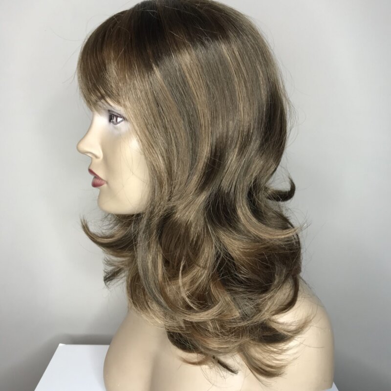 Синтетична перука-средно дълга права. Универсален размер-регулира се удобно чрез мини ластични коланчета. Различни цветове.Машинна изработка,подлежи на измиване и топлинна обработка до 130 градуса.Дишащ