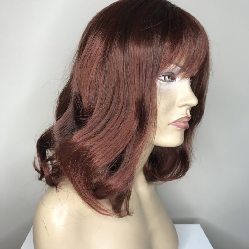 Синтетична перука-средно дълга права. Универсален размер-регулира се удобно чрез мини ластични коланчета. Различни цветове.Машинна изработка,подлежи на измиване и топлинна обработка до 130 градуса.Дишаща