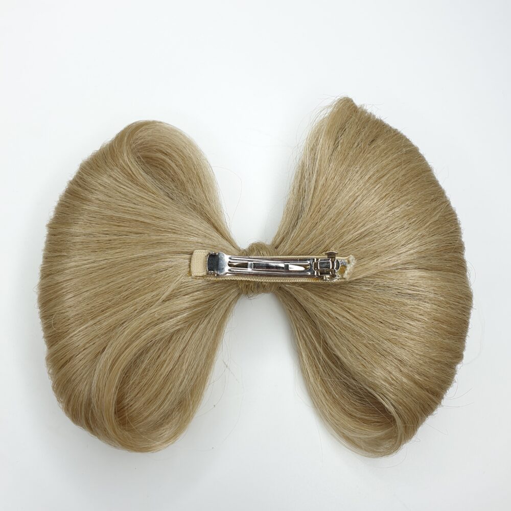 Модна Шнола-пандела за прически от синтетичен косъм.Закопчалка-автомат.Безценен аксесоар в прическите и ежедневието.Ниска цена.